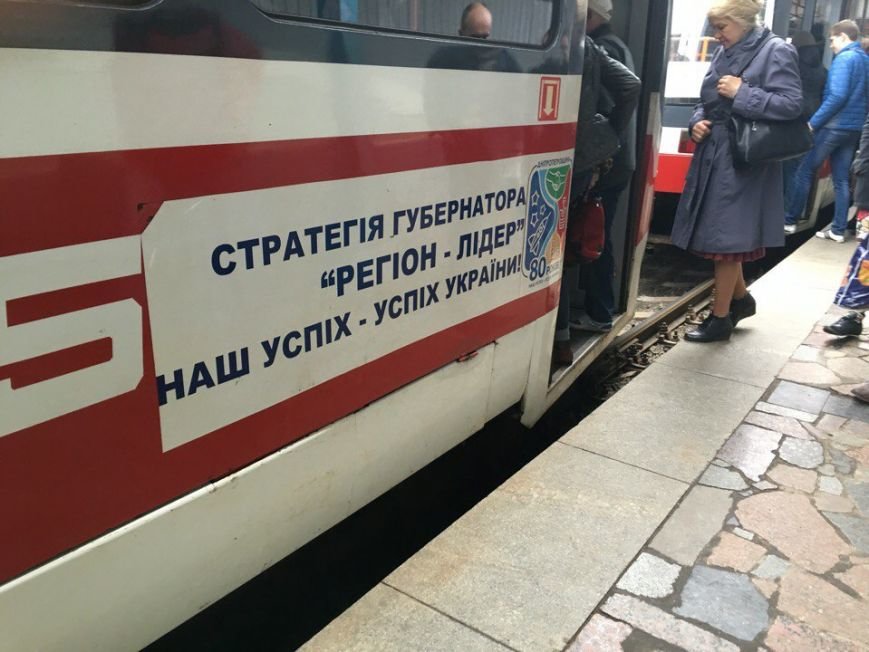 В Кривом Роге у скоростного трамвая на ходу отпало колесо (ФОТО) (фото) - фото 1 В Кривом Роге у скоростного трамвая на ходу отпало колесо (ФОТО) (фото) - фото 1
