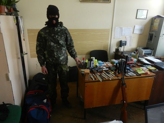 На Рівненщині неповнолітні викрали зброю, аби погасити борги(фото,в... На Рівненщині неповнолітні викрали зброю, аби погасити борги(фото,відео) (фото) - фото 1