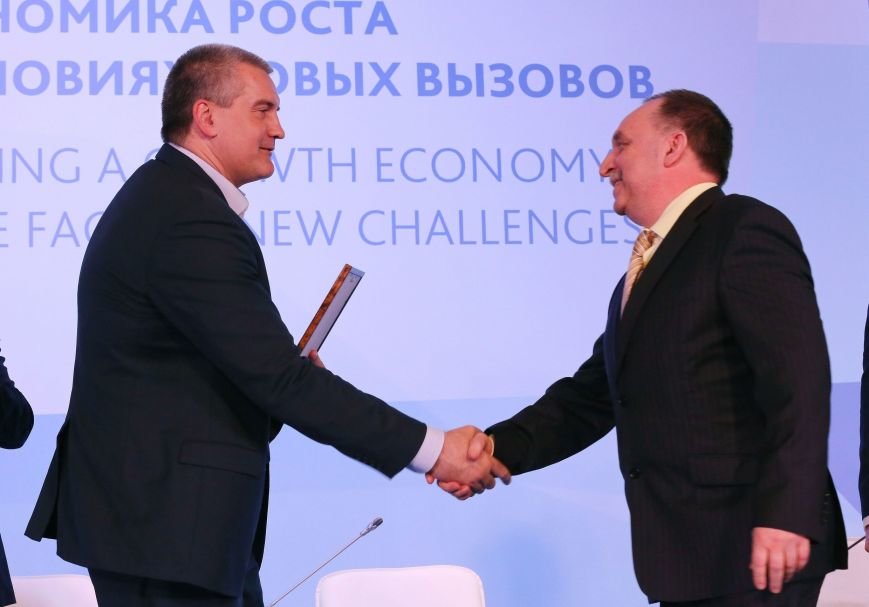 Аксёнов вручил сертификаты резидентов Свободной экономической зоны (ФОТО) (фото) - фото 1 Аксёнов вручил сертификаты резидентов Свободной экономической зоны (ФОТО) (фото) - фото 1