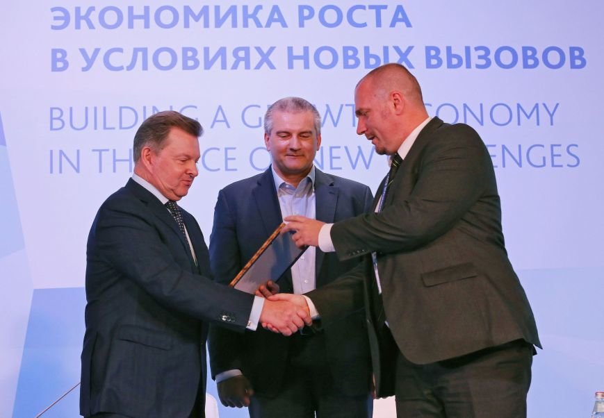 Аксёнов вручил сертификаты резидентов Свободной экономической зоны (ФОТО) (фото) - фото 1 Аксёнов вручил сертификаты резидентов Свободной экономической зоны (ФОТО) (фото) - фото 1