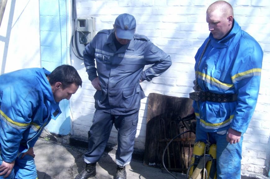 На Днепропетровщине из коллектора достали тело младенца, пролежавшее там 4 суток (ФОТО) (фото) - фото 1 На Днепропетровщине из коллектора достали тело младенца, пролежавшее там 4 суток (ФОТО) (фото) - фото 1