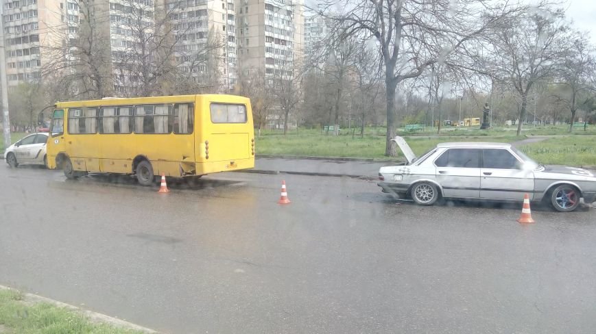 В Одессе на Таирова маршрутка попала в аварию (фото) - фото 1