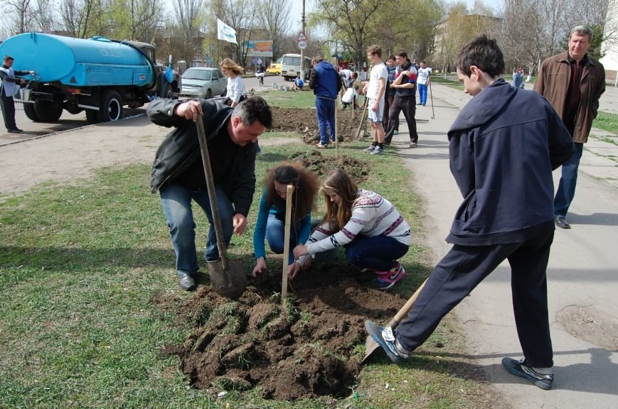 В Первомайске школьники и активисты провели субботник и высадку деревьев (фото) (фото) - фото 3 В Первомайске школьники и активисты провели субботник и высадку деревьев (фото) (фото) - фото 3