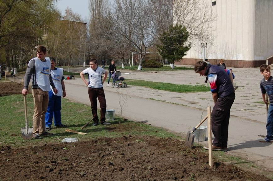 В Первомайске школьники и активисты провели субботник и высадку деревьев (фото) (фото) - фото 2 В Первомайске школьники и активисты провели субботник и высадку деревьев (фото) (фото) - фото 2