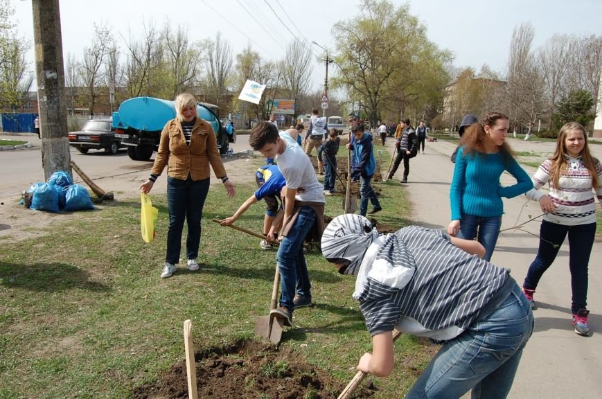 В Первомайске школьники и активисты провели субботник и высадку деревьев (фото) (фото) - фото 2 В Первомайске школьники и активисты провели субботник и высадку деревьев (фото) (фото) - фото 2