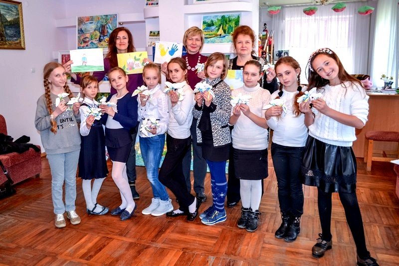 Куклы-мотанки в виде белоснежных ангелов от херсонских школьников отправят в зону АТО (фото) (фото) - фото 2 Куклы-мотанки в виде белоснежных ангелов от херсонских школьников отправят в зону АТО (фото) (фото) - фото 2
