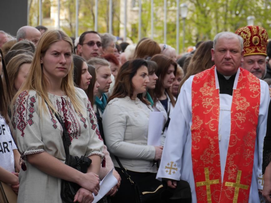 Розпочалася Хресна хода: у Тернополі тисячі вірян йдуть центральними вулицями міста (ФОТОРЕПОРТАЖ) (фото) - фото 6 Розпочалася Хресна хода: у Тернополі тисячі вірян йдуть центральними вулицями міста (ФОТОРЕПОРТАЖ) (фото) - фото 6