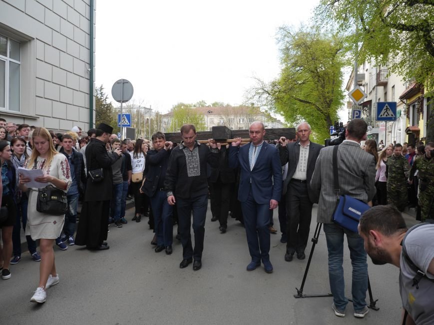 Розпочалася Хресна хода: у Тернополі тисячі вірян йдуть центральними вулицями міста (ФОТОРЕПОРТАЖ) (фото) - фото 2 Розпочалася Хресна хода: у Тернополі тисячі вірян йдуть центральними вулицями міста (ФОТОРЕПОРТАЖ) (фото) - фото 2