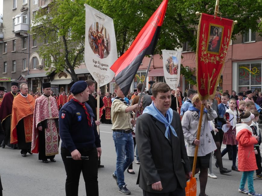 Розпочалася Хресна хода: у Тернополі тисячі вірян йдуть центральними вулицями міста (ФОТОРЕПОРТАЖ) (фото) - фото 2 Розпочалася Хресна хода: у Тернополі тисячі вірян йдуть центральними вулицями міста (ФОТОРЕПОРТАЖ) (фото) - фото 2