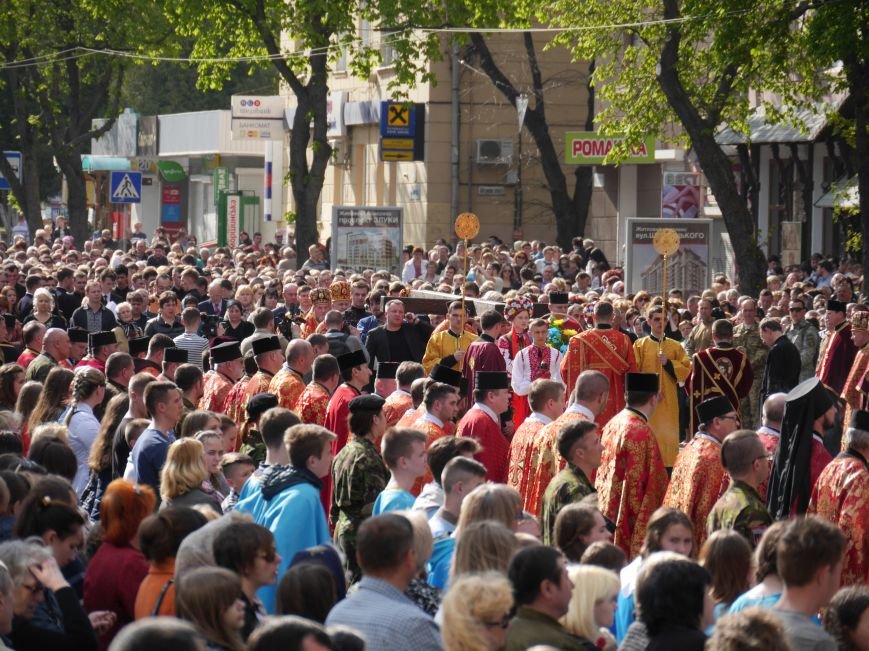 Розпочалася Хресна хода: у Тернополі тисячі вірян йдуть центральними вулицями міста (ФОТОРЕПОРТАЖ) (фото) - фото 2 Розпочалася Хресна хода: у Тернополі тисячі вірян йдуть центральними вулицями міста (ФОТОРЕПОРТАЖ) (фото) - фото 2