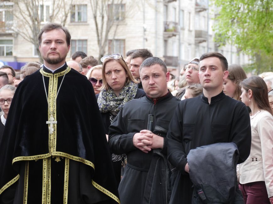 Розпочалася Хресна хода: у Тернополі тисячі вірян йдуть центральними вулицями міста (ФОТОРЕПОРТАЖ) (фото) - фото 6 Розпочалася Хресна хода: у Тернополі тисячі вірян йдуть центральними вулицями міста (ФОТОРЕПОРТАЖ) (фото) - фото 6