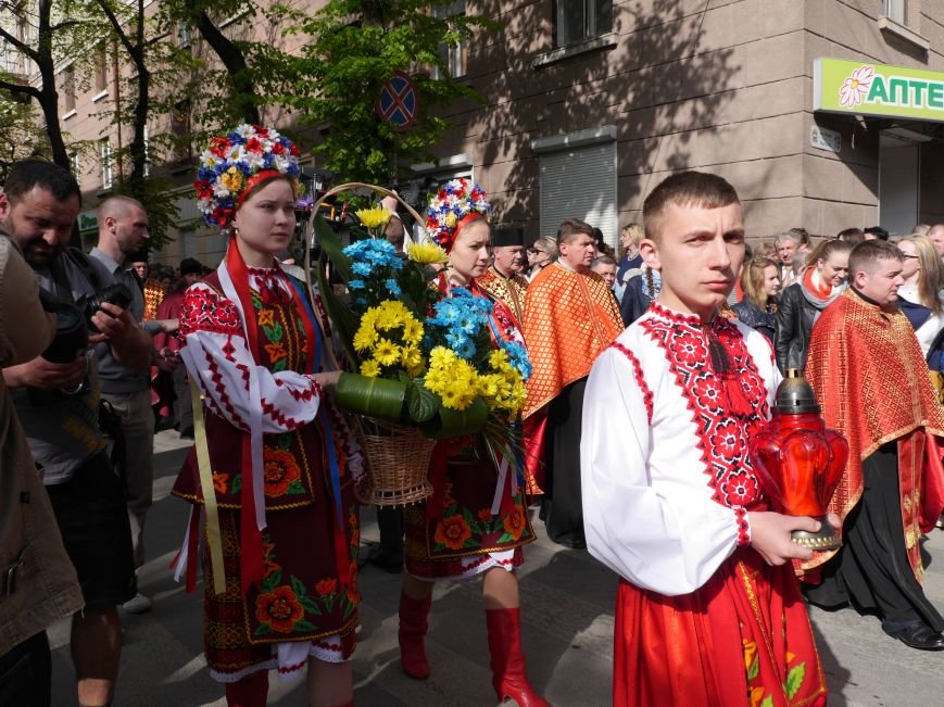Розпочалася Хресна хода: у Тернополі тисячі вірян йдуть центральними вулицями міста (ФОТОРЕПОРТАЖ) (фото) - фото 2 Розпочалася Хресна хода: у Тернополі тисячі вірян йдуть центральними вулицями міста (ФОТОРЕПОРТАЖ) (фото) - фото 2