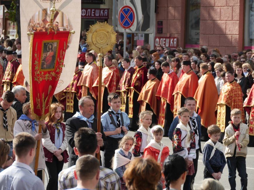 Розпочалася Хресна хода: у Тернополі тисячі вірян йдуть центральними вулицями міста (ФОТОРЕПОРТАЖ) (фото) - фото 6 Розпочалася Хресна хода: у Тернополі тисячі вірян йдуть центральними вулицями міста (ФОТОРЕПОРТАЖ) (фото) - фото 6