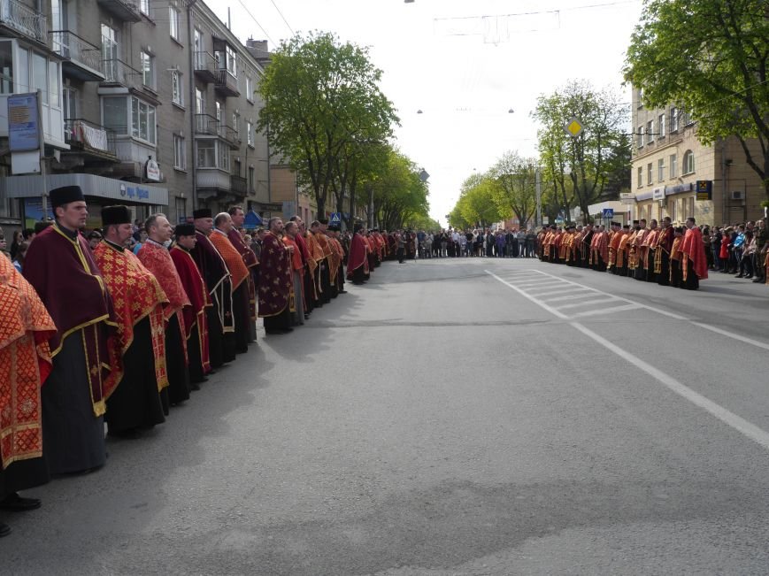 Розпочалася Хресна хода: у Тернополі тисячі вірян йдуть центральними вулицями міста (ФОТОРЕПОРТАЖ) (фото) - фото 6 Розпочалася Хресна хода: у Тернополі тисячі вірян йдуть центральними вулицями міста (ФОТОРЕПОРТАЖ) (фото) - фото 6