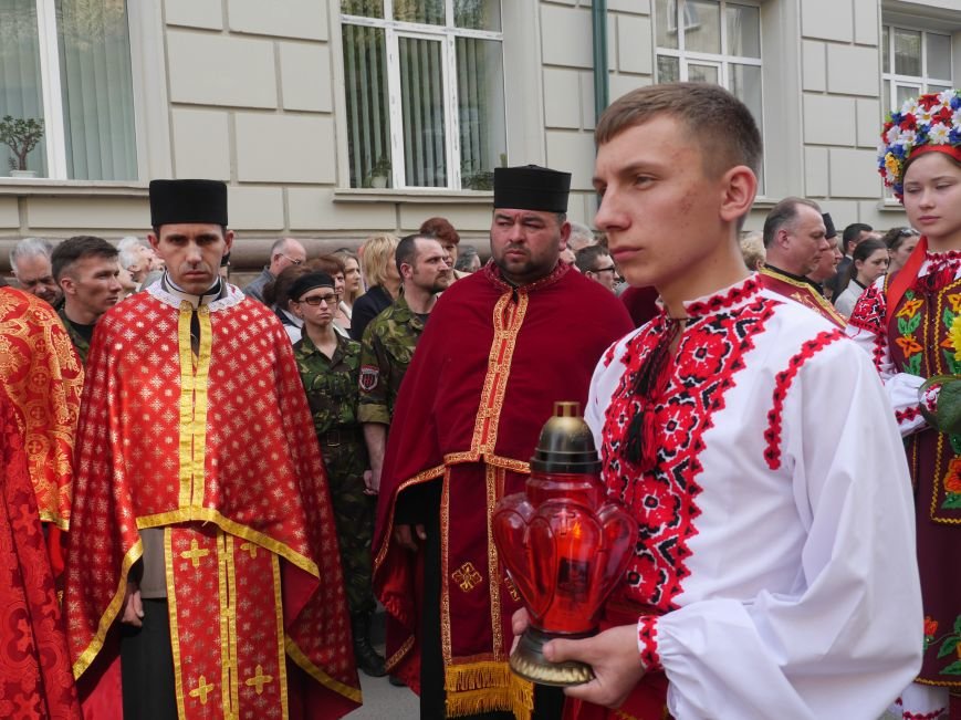 Розпочалася Хресна хода: у Тернополі тисячі вірян йдуть центральними вулицями міста (ФОТОРЕПОРТАЖ) (фото) - фото 4 Розпочалася Хресна хода: у Тернополі тисячі вірян йдуть центральними вулицями міста (ФОТОРЕПОРТАЖ) (фото) - фото 4