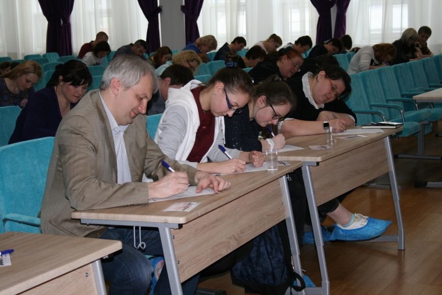 директор школы 1392 в Новых Ватутинках Денис Бахарев пишет тотальный диктант