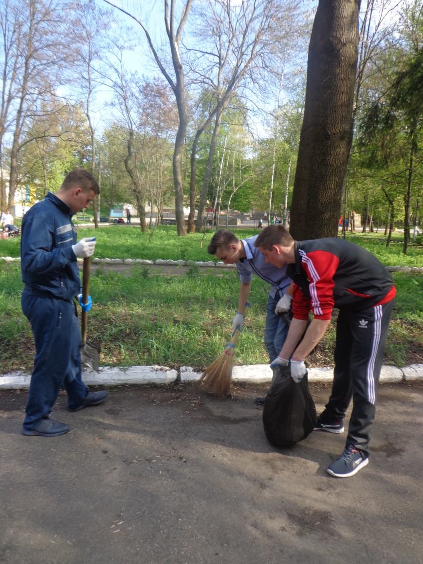 Первомайцы провели на выходных субботники, не обошлось без скандала (фото) - фото 1 Первомайцы провели на выходных субботники, не обошлось без скандала (фото) - фото 1