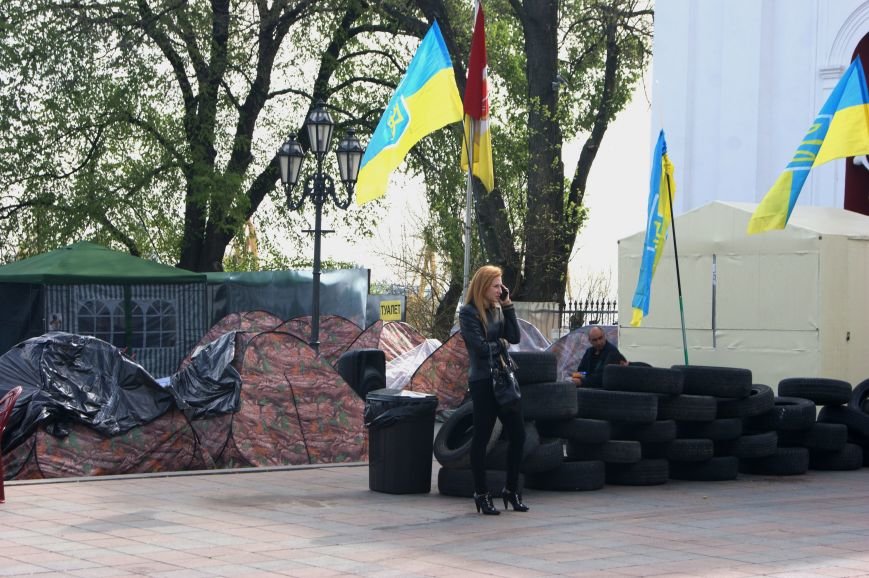 Перед мэрией Одессы водрузили виселицу и повешали чучело (ФОТО) (фото) - фото 1