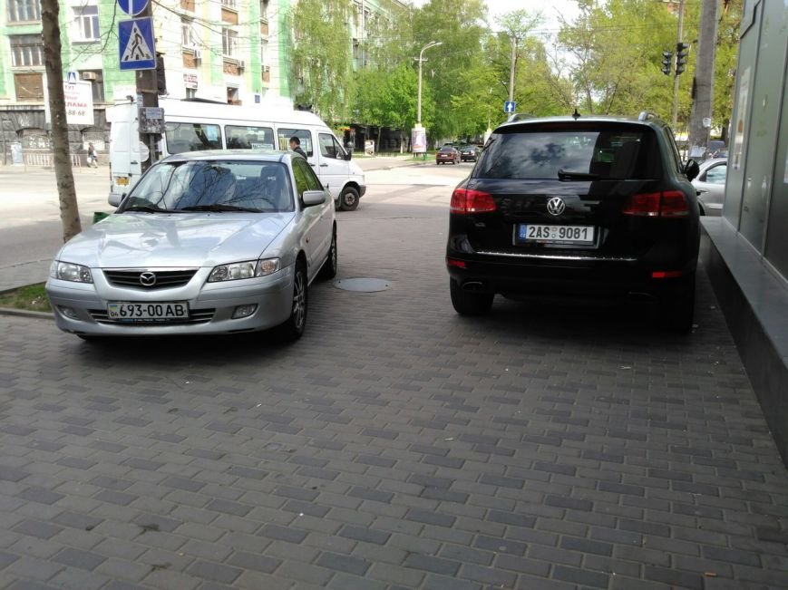 Я паркуюсь где хочу: как наглеют днепропетровские владельцы авто (ФОТОФАКТ) (фото) - фото 1 Я паркуюсь где хочу: как наглеют днепропетровские владельцы авто (ФОТОФАКТ) (фото) - фото 1