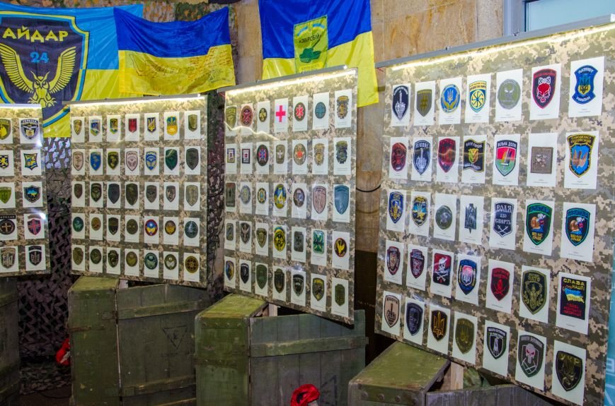В Днепропетровске открыли самую большую в Украине выставку шевронов (ФОТО) (фото) - фото 1 В Днепропетровске открыли самую большую в Украине выставку шевронов (ФОТО) (фото) - фото 1