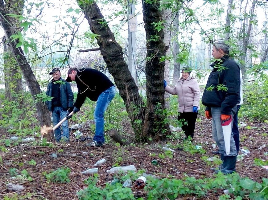 В Авдеевке прошел общегородской субботник (ФОТО) (фото) - фото 1 В Авдеевке прошел общегородской субботник (ФОТО) (фото) - фото 1