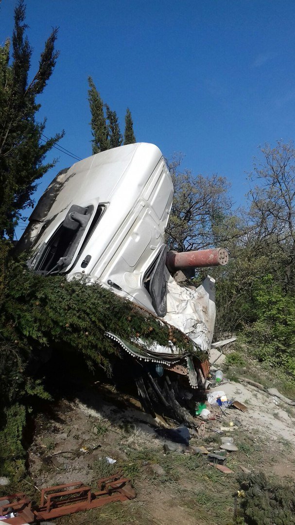 Груженая фура вылетела с трассы Симферополь-Алушта и опрокинулась: Водитель погиб (ФОТО, ВИДЕО) (фото) - фото 4 Груженая фура вылетела с трассы Симферополь-Алушта и опрокинулась: Водитель погиб (ФОТО, ВИДЕО) (фото) - фото 4
