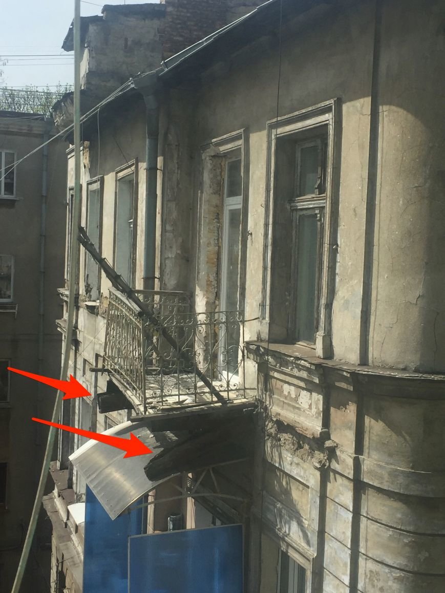 В центре одессы вот-вот рухнет еще один балкон (ФОТО) (фото) - фото 1