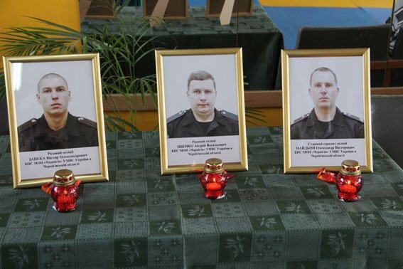 Организаторы открытого турнира и абсолютного чемпионата Черниговщины по борьбе самбо среди мужчин вручили семьям погибших воинов материальную помощь. Идею почтить память бойцов специального батальона (ныне - роты) полиции «Чернигов» путем проведения таких (фото) - фото 1 Организаторы открытого турнира и абсолютного чемпионата Черниговщины по борьбе самбо среди мужчин вручили семьям погибших воинов материальную помощь. Идею почтить память бойцов специального батальона (ныне - роты) полиции «Чернигов» путем проведения таких (фото) - фото 1