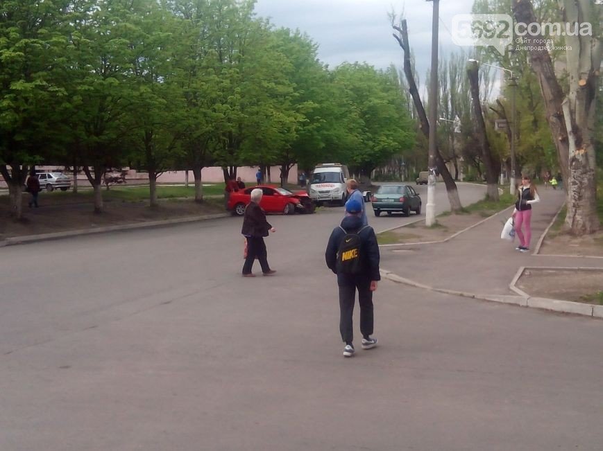 В Днепродзержинске произошло ДТП: водитель Mazda врезался в дерево (фото) - фото 7 В Днепродзержинске произошло ДТП: водитель Mazda врезался в дерево (фото) - фото 7