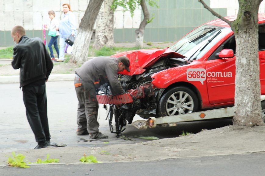 В Днепродзержинске произошло ДТП: водитель Mazda врезался в дерево (фото) - фото 2 В Днепродзержинске произошло ДТП: водитель Mazda врезался в дерево (фото) - фото 2