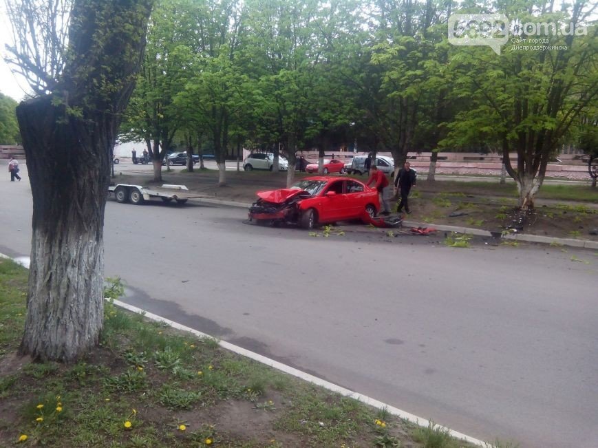 В Днепродзержинске произошло ДТП: водитель Mazda врезался в дерево (фото) - фото 6 В Днепродзержинске произошло ДТП: водитель Mazda врезался в дерево (фото) - фото 6