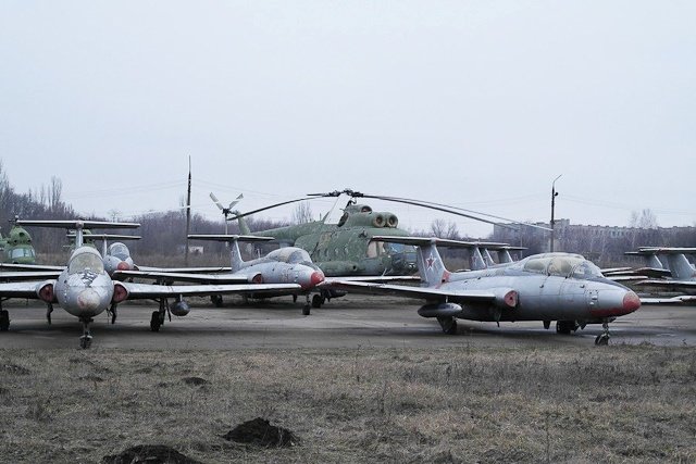 Зона отчуждения: Мертвый военный городок и кладбище самолетов под Днепропетровском (ФОТО) (фото) - фото 28 Зона отчуждения: Мертвый военный городок и кладбище самолетов под Днепропетровском (ФОТО) (фото) - фото 28