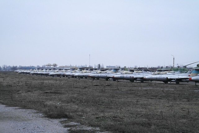 Зона отчуждения: Мертвый военный городок и кладбище самолетов под Днепропетровском (ФОТО) (фото) - фото 27 Зона отчуждения: Мертвый военный городок и кладбище самолетов под Днепропетровском (ФОТО) (фото) - фото 27
