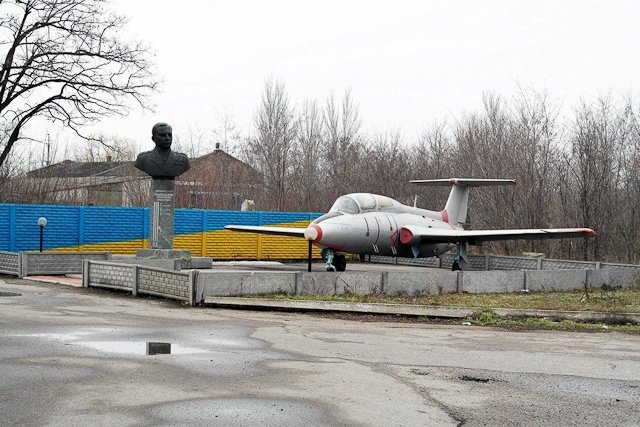 Зона отчуждения: Мертвый военный городок и кладбище самолетов под Днепропетровском (ФОТО) (фото) - фото 3 Зона отчуждения: Мертвый военный городок и кладбище самолетов под Днепропетровском (ФОТО) (фото) - фото 3