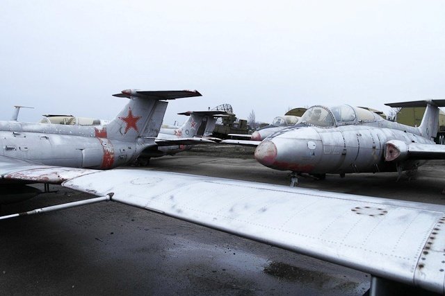 Зона отчуждения: Мертвый военный городок и кладбище самолетов под Днепропетровском (ФОТО) (фото) - фото 33 Зона отчуждения: Мертвый военный городок и кладбище самолетов под Днепропетровском (ФОТО) (фото) - фото 33