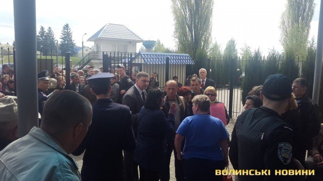 У Луцьку тернополяни влаштували протест під стінами Генконсульства Польщі (фото) (фото) - фото 1 У Луцьку тернополяни влаштували протест під стінами Генконсульства Польщі (фото) (фото) - фото 1