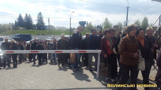 У Луцьку тернополяни влаштували протест під стінами Генконсульства Польщі (фото) (фото) - фото 1 У Луцьку тернополяни влаштували протест під стінами Генконсульства Польщі (фото) (фото) - фото 1