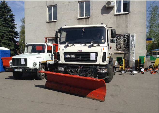 В Красноармейске (Покровске) на центральной площади города взору горожан представили коммунальную технику города (фото) - фото 6 В Красноармейске (Покровске) на центральной площади города взору горожан представили коммунальную технику города (фото) - фото 6