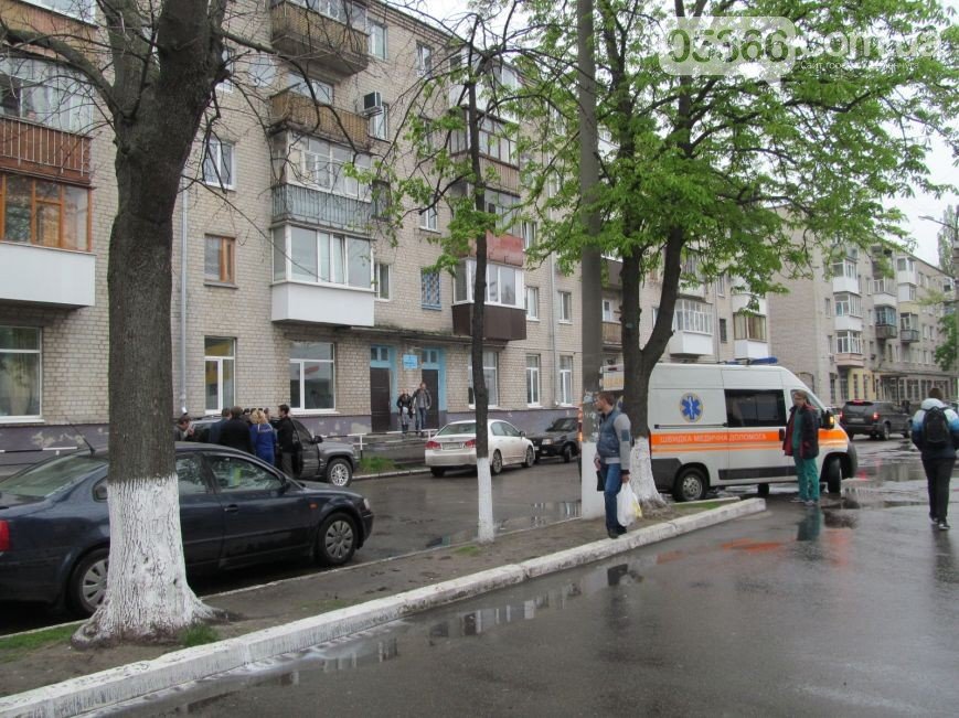 В Кременчуге по Академика Маслова (Советской) идут следственные действия: партия денег, внедорожник и «скорая помощь» (фото) - фото 1 В Кременчуге по Академика Маслова (Советской) идут следственные действия: партия денег, внедорожник и «скорая помощь» (фото) - фото 1