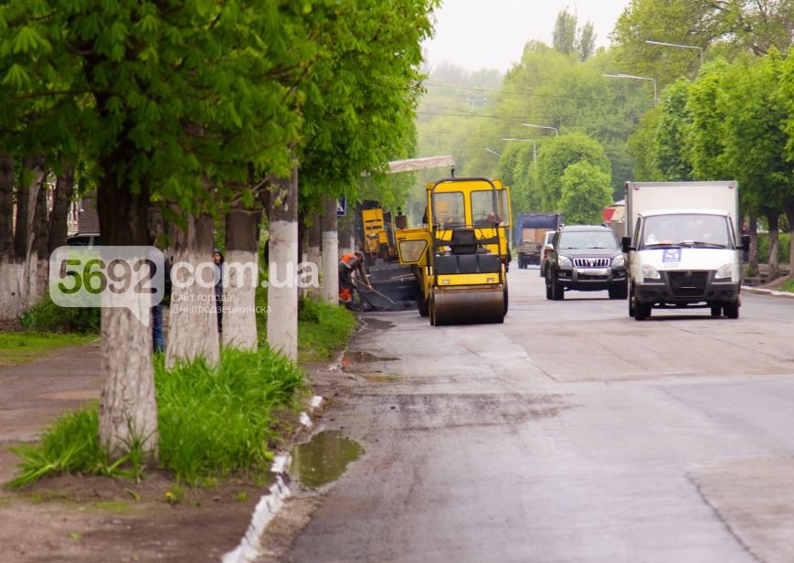 В Днепродзержинске укладывали асфальт во время дождя (фото) - фото 4 В Днепродзержинске укладывали асфальт во время дождя (фото) - фото 4