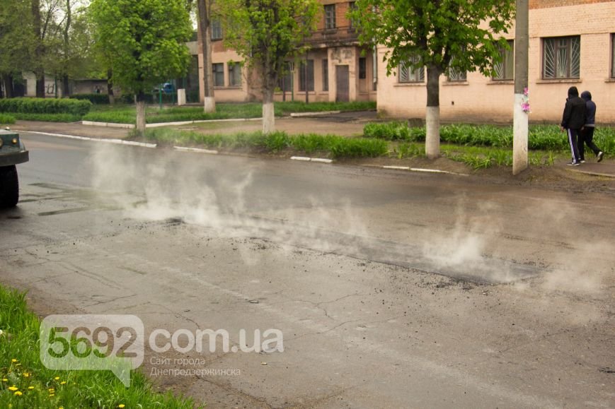 В Днепродзержинске укладывали асфальт во время дождя (фото) - фото 1 В Днепродзержинске укладывали асфальт во время дождя (фото) - фото 1