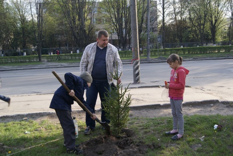 Висадити іменні дерева дітям допомогли представники «Солідарності (фото) - фото 1 Висадити іменні дерева дітям допомогли представники «Солідарності (фото) - фото 1