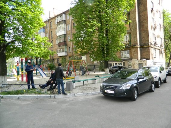 В Киеве школьника ранили ножом в живот из-за девушки (ФОТО) (фото) - фото 1 В Киеве школьника ранили ножом в живот из-за девушки (ФОТО) (фото) - фото 1
