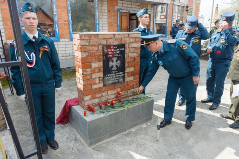 В Почепе открыли  мемориальную доску в честь пожарных, тушивших ЧАЭС