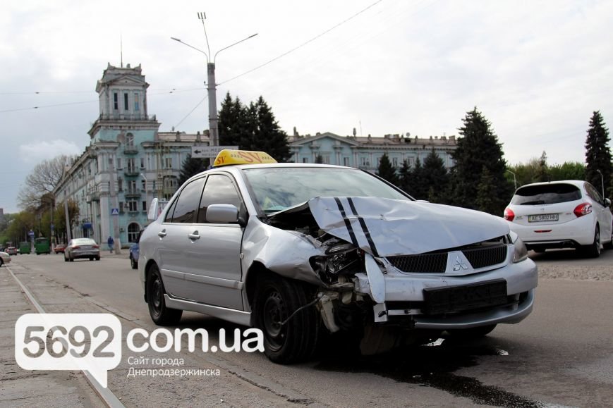 В Днепродзержинске на пересечении улицы Медицинской и проспекта Тараса Шевченко произошло ДТП (фото) - фото 7 В Днепродзержинске на пересечении улицы Медицинской и проспекта Тараса Шевченко произошло ДТП (фото) - фото 7