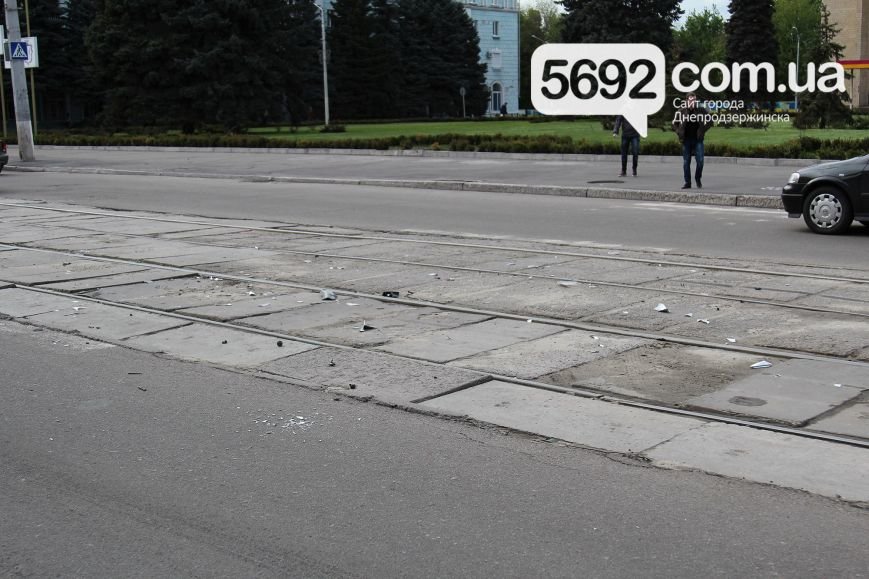 В Днепродзержинске на пересечении улицы Медицинской и проспекта Тараса Шевченко произошло ДТП (фото) - фото 4 В Днепродзержинске на пересечении улицы Медицинской и проспекта Тараса Шевченко произошло ДТП (фото) - фото 4