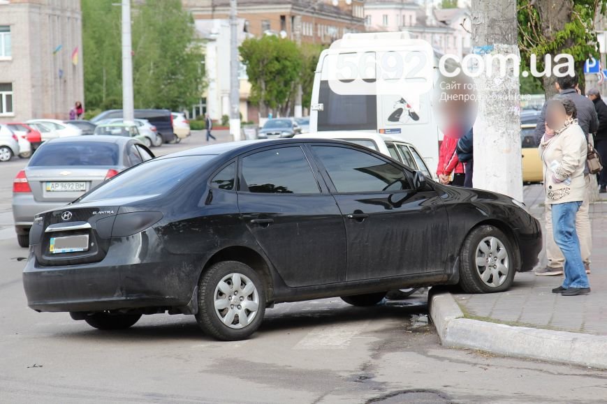 В Днепродзержинске на пересечении улицы Медицинской и проспекта Тараса Шевченко произошло ДТП (фото) - фото 8 В Днепродзержинске на пересечении улицы Медицинской и проспекта Тараса Шевченко произошло ДТП (фото) - фото 8