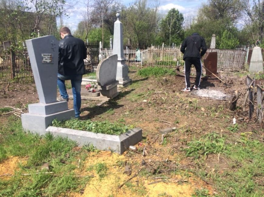 Студенты ПГТУ не знали, могилы кого они убирали на Централь..., фото-3 Студенты ПГТУ не знали, могилы кого они убирали на Центральном закрытом кладбище (ФОТО, ВИДЕО), фото-3