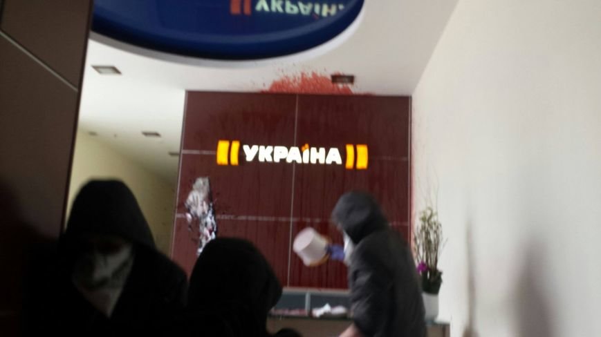 В Киеве офис телеканала “Украина” залили кровью (фото) - фото 4 В Киеве офис телеканала “Украина” залили кровью (фото) - фото 4