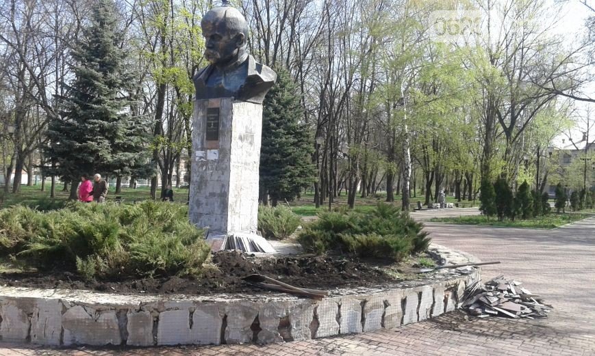 В Авдеевке отремонтируют памятник Тарасу Шевченко (ФОТО) (фото) - фото 1 В Авдеевке отремонтируют памятник Тарасу Шевченко (ФОТО) (фото) - фото 1
